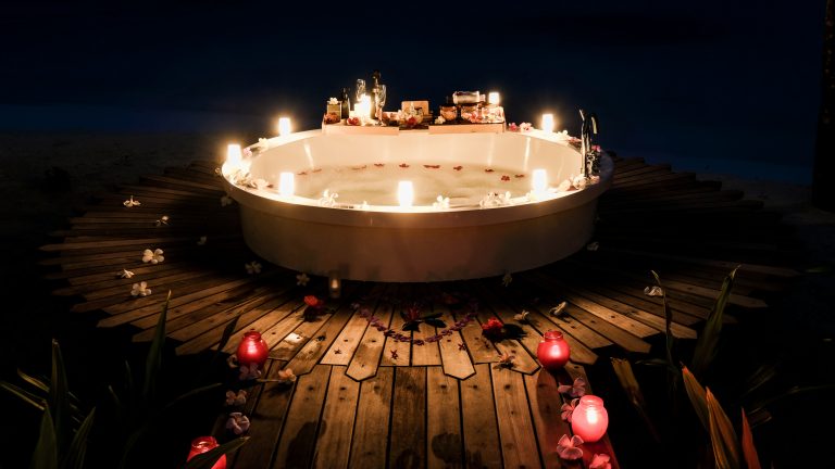 حمام زیبا و رویایی در ویلای اختصاصی نوکو ریزورت مالدیو مناسب ماه عسل